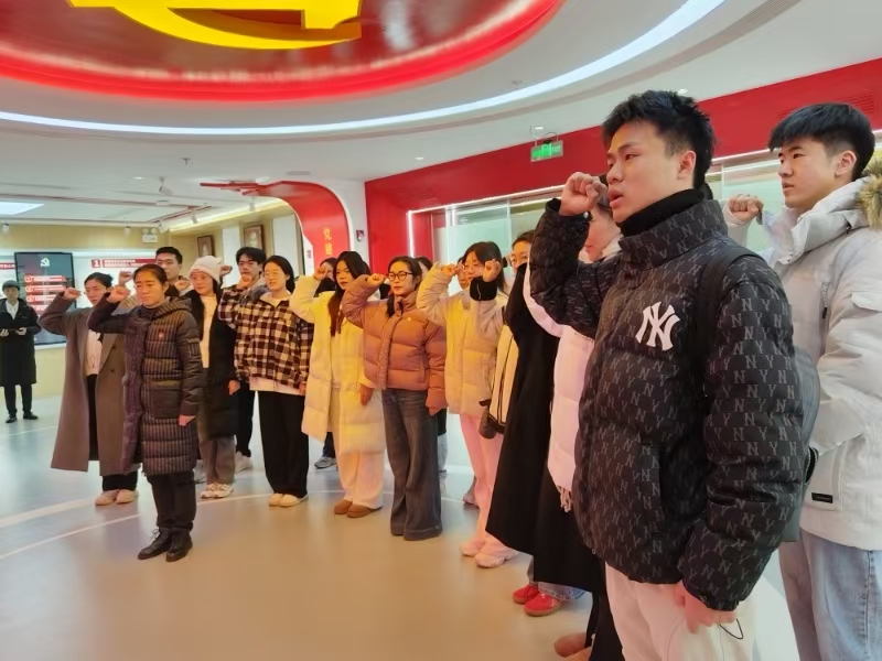 航空服务与音乐学院举行新发展预备党员宣誓仪式暨党纪教育专题党课