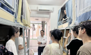 校领导带队走访学院2025级新生宿舍