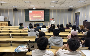 航空服务与音乐学院党委副书记兼副院长郑飞讲授专题党课