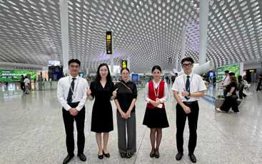 航空服务艺术与管理系主任赴深圳航空看望实习学生