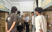 暖心走访寝室 关怀温暖新生 ——南昌航空大学党委常委、副校长胡永红看望航空服务与音乐学院2026级新生