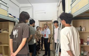 暖心走访寝室 关怀温暖新生 ——南昌航空大学党委常委、副校长胡永红看望航空服务与音乐学院2026级新生